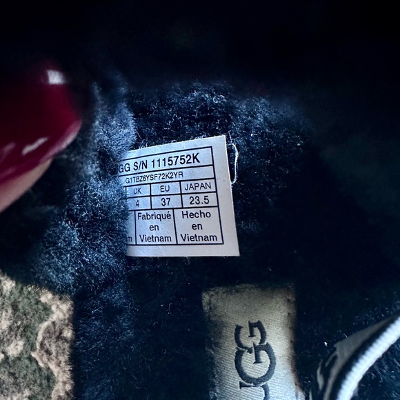 Ugg Fluffy Sandals - Picture 2 of 4